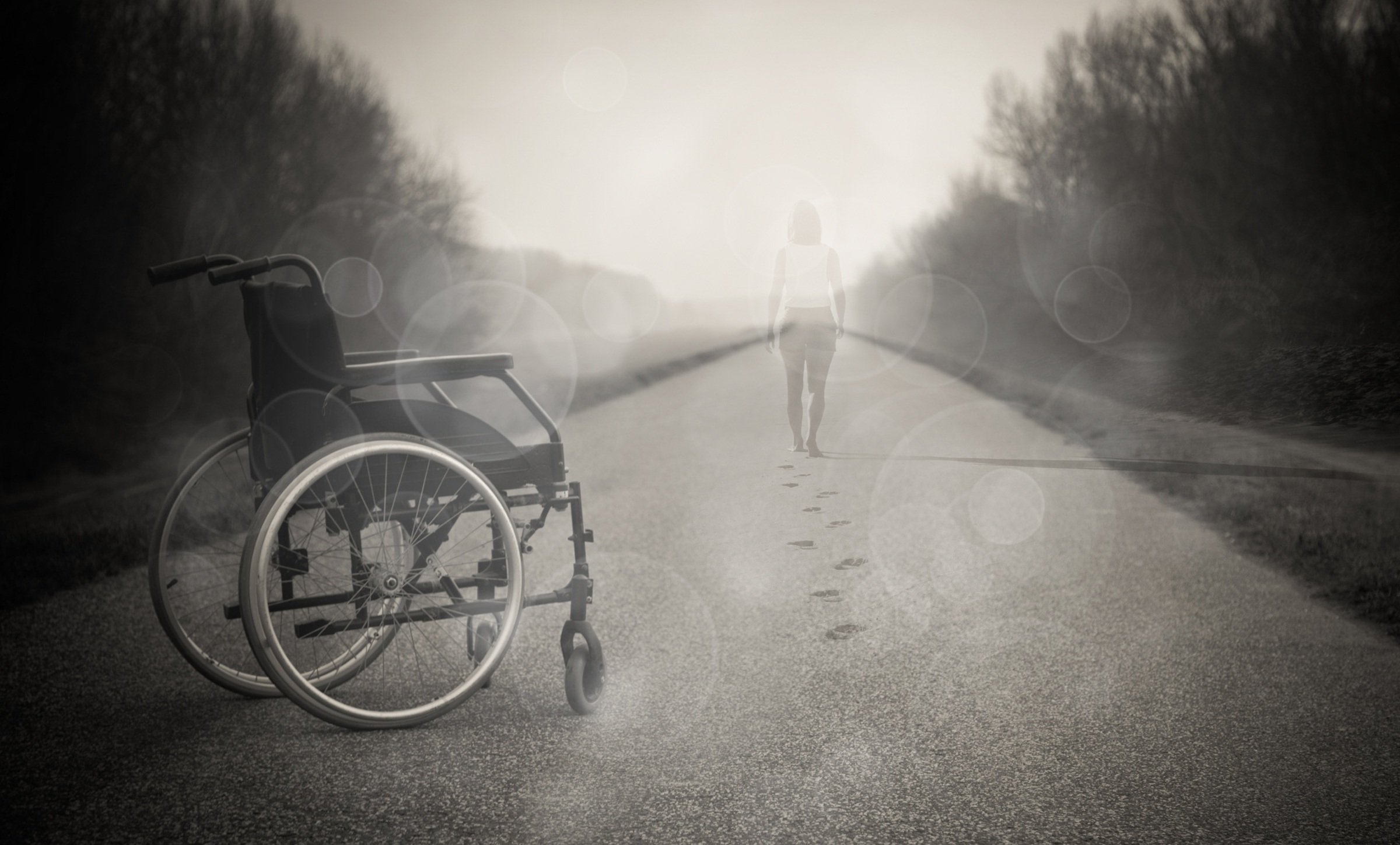 Frau, die im Nebel von einem Rollsuhl wegläuft