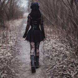 schwarz gekleidete Person läuft durch den Wald