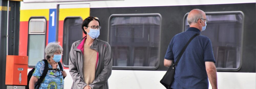 Menschen mit Masken beim U-Bahn-Einstieg