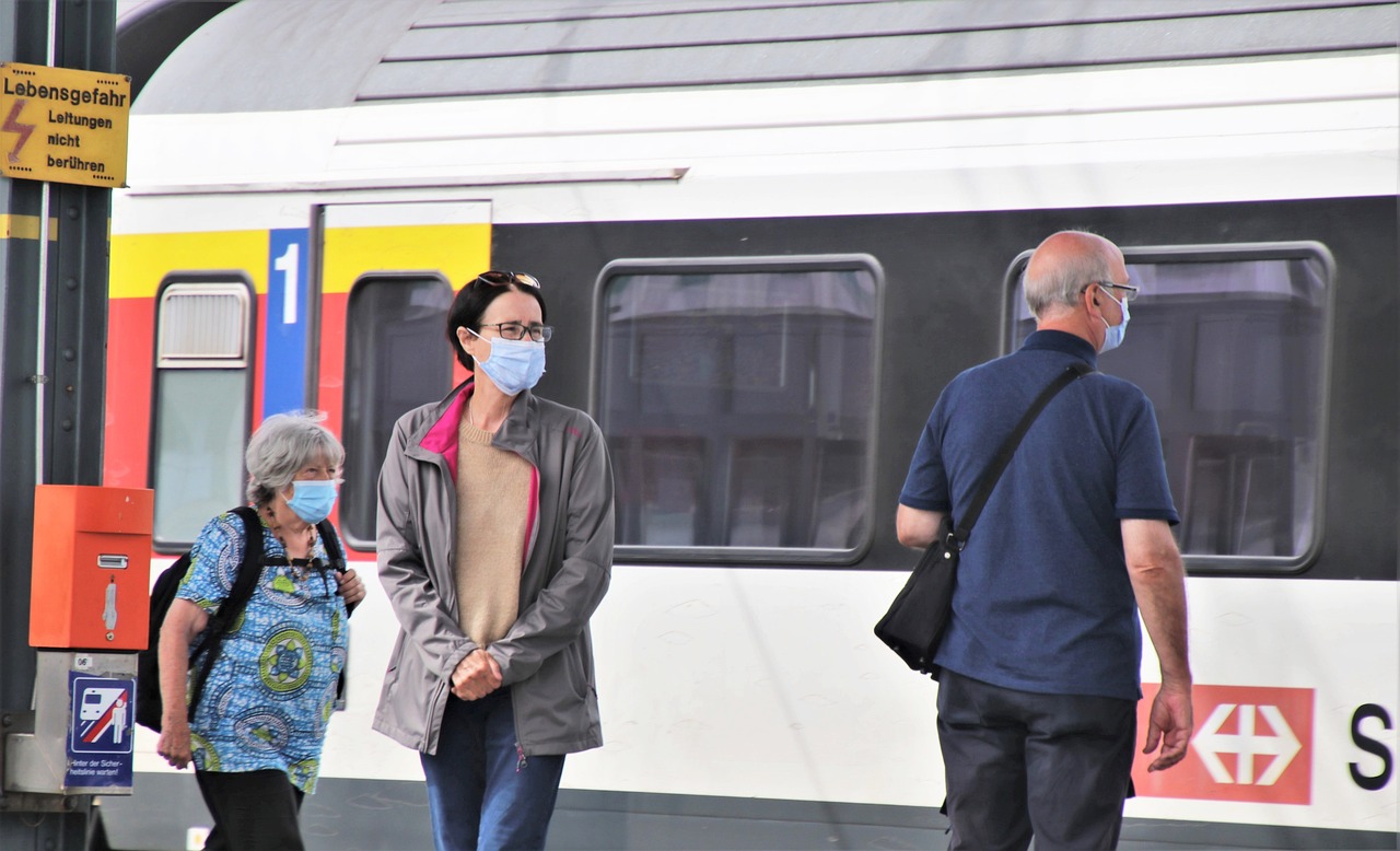 Menschen mit Masken beim U-Bahn-Einstieg